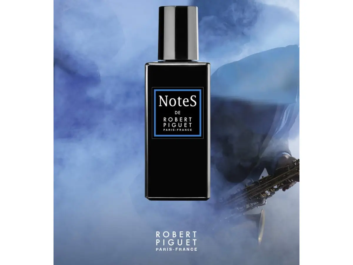 Notes de Robert Piguet 7 Notes de Robert Piguet: Perfume con envase negro minimalista, fondo azul con saxofonista evoca un ambiente sofisticado y musical.