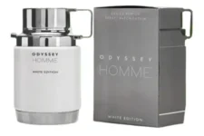 Odyssey Homme White Edition: Frasco de perfume Odyssey Homme White Edition con un diseño moderno y elegante, con detalles metálicos y un tapón distintivo, todo sobre una caja gris con detalles mínimos.