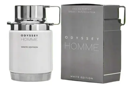 Odyssey Homme White Edition 5 Odyssey Homme White Edition: Frasco de perfume Odyssey Homme White Edition con un diseño moderno y elegante, con detalles metálicos y un tapón distintivo, todo sobre una caja gris con detalles mínimos.