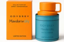 odyssey mandarin sky: Frasco azul con tapa naranja y caja a juego. Diseño moderno y vibrante en edición limitada.