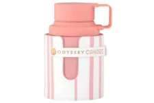 perfume odyssey candee: Frasco con rayas blancas y rosadas, tapa coral y banda frontal con el nombre. Diseño dulce y juvenil.